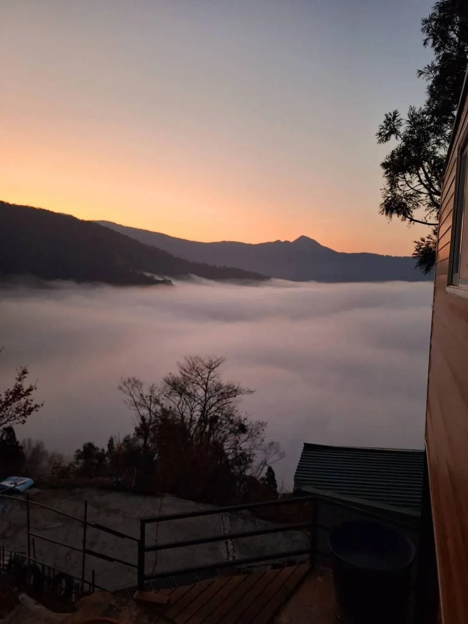 拉拉山清晨的雲海與山稜